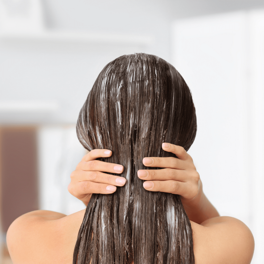 Cómo aplicar correctamente una mascarilla en cabello rizado