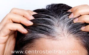 Cómo la edad afecta el cambio en el cabello rizado