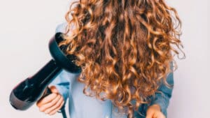 Cómo manejar el cabello rizado tras un secado overweight