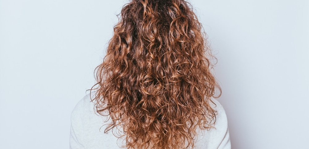 Cuidado de la salud del cabello rizado durante el estilizado