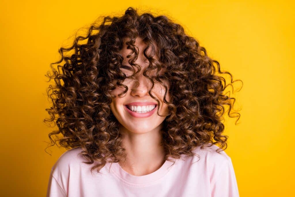 Influencia del corte de cabello en la definición de rizos