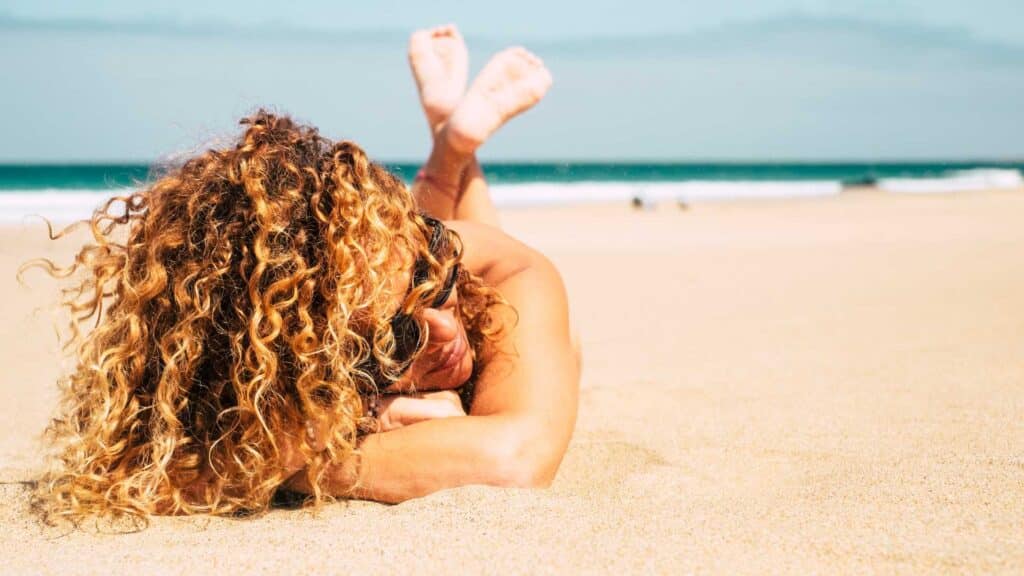 Precauciones para secar cabello rizado en la playa