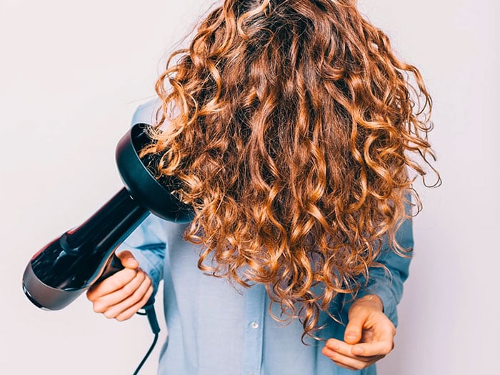 Secado adecuado: mejora la definición del rizo en tu cabello